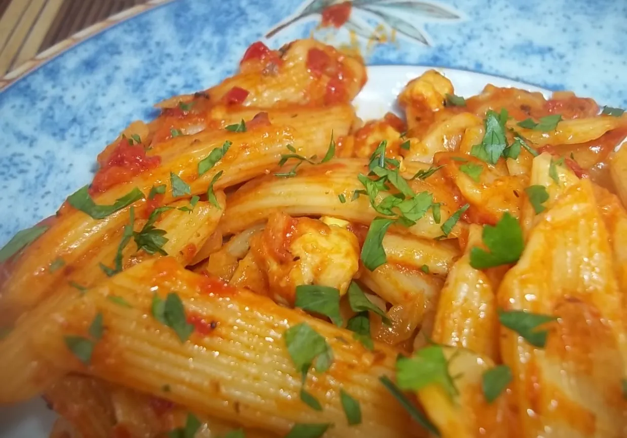 Zdjęcie Pyszne penne z kurczakiem i pomidorami - prosty przepis krok po kroku