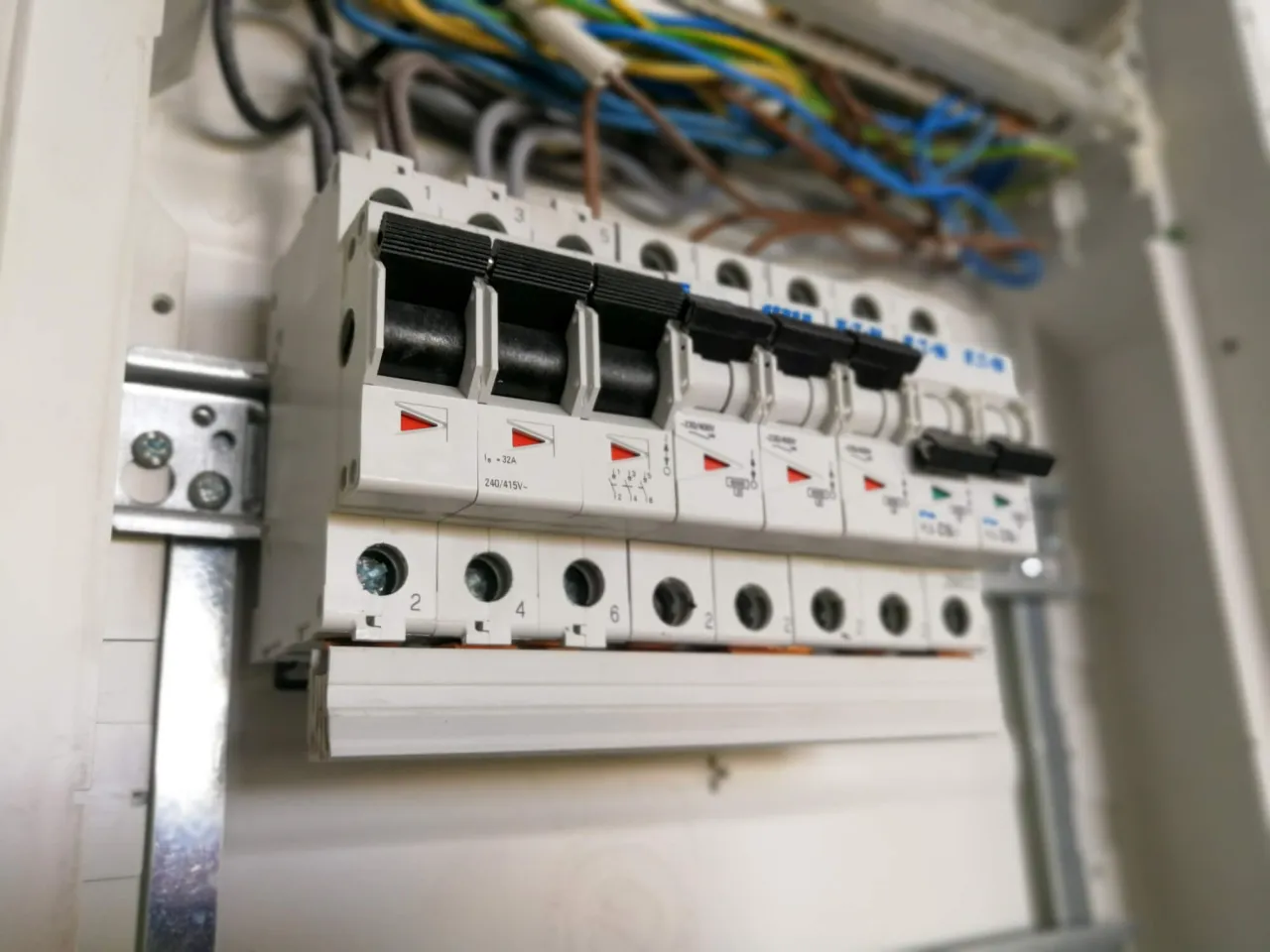 Zdjęcie Bezpiecznik B10: Ile watów można podłączyć bez ryzyka uszkodzenia instalacji?