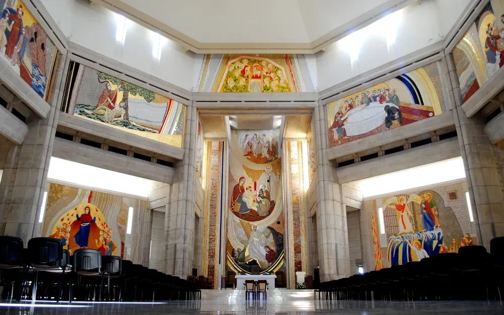 Zdjęcie Sanktuarium JPII w Krakowie: Historia, architektura i msze