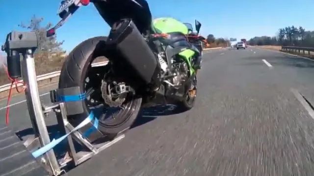 Zdjęcie Czy dopuszczalne jest holowanie motocykla? Sprawdź przepisy i bezpieczeństwo