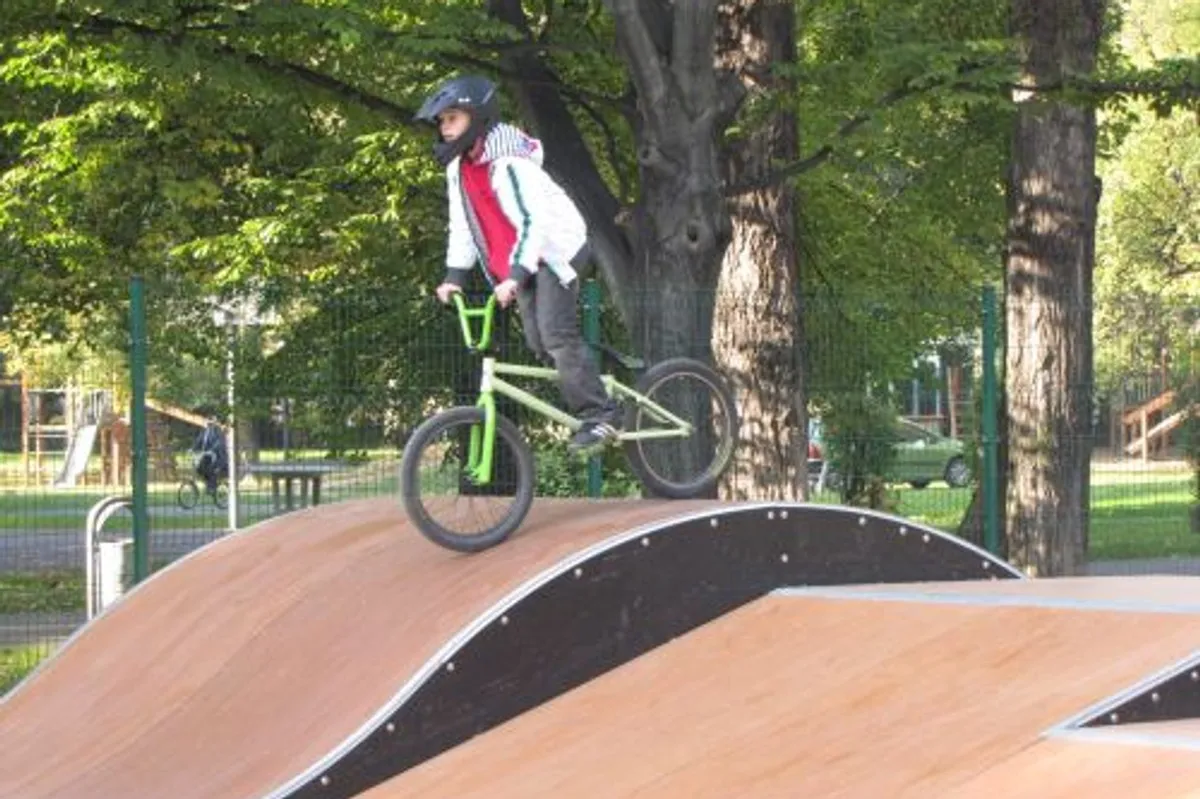 Zdjęcie Skatepark Nysa - odkryj nowoczesne miejsce do jazdy na deskorolce