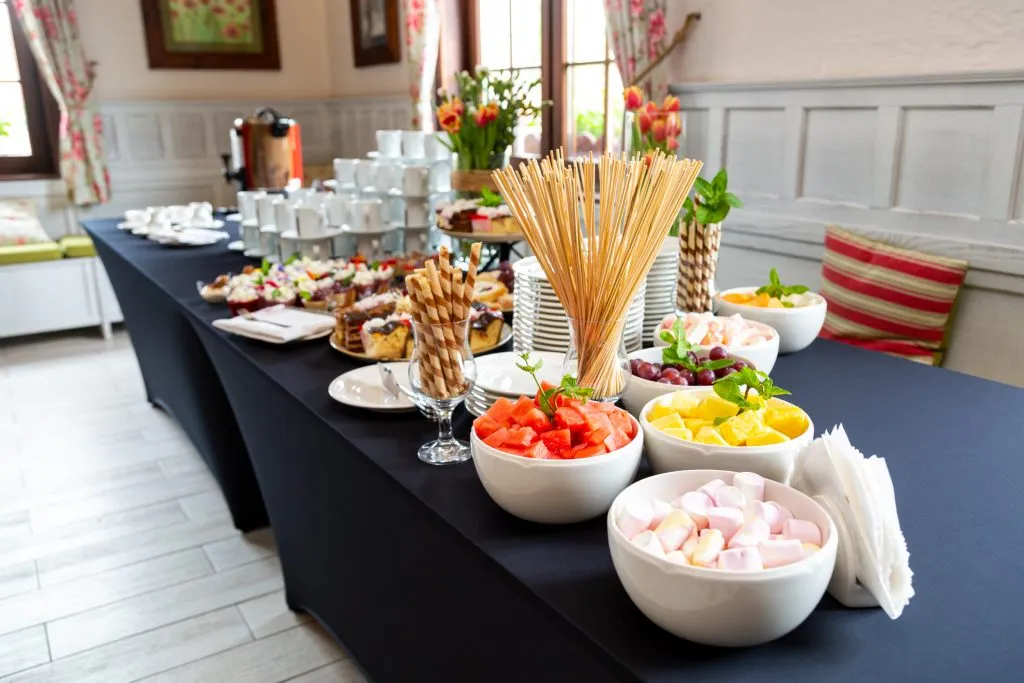 Zdjęcie Ile kosztuje catering na komunie? Przegląd cen i opcji menu