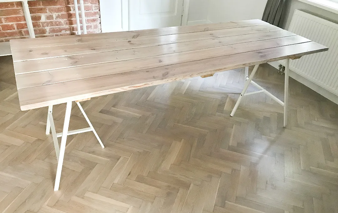 Zdjęcie St&oacute;ł ze starych desek: Przewodnik DIY krok po kroku