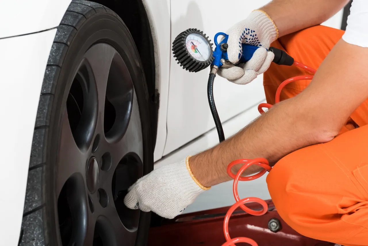 Zdjęcie Cómo reiniciar un sensor de presión de neumáticos Ford fácilmente
