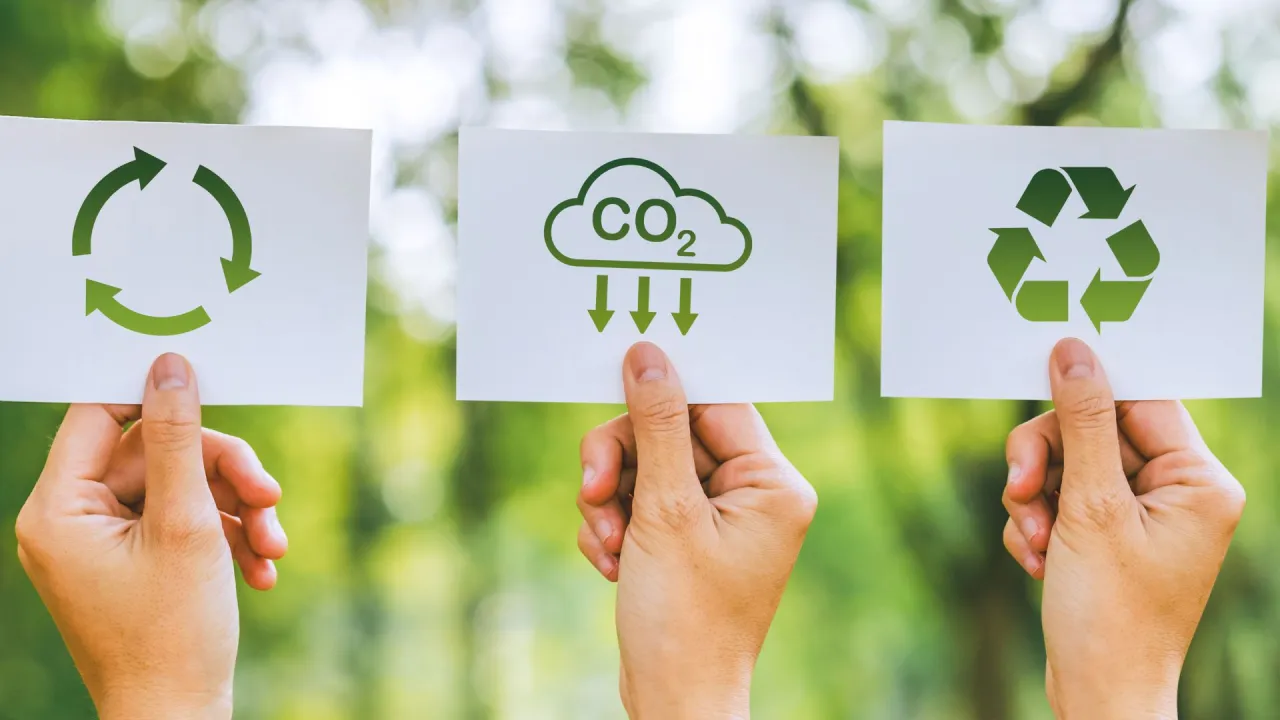 Zdjęcie Jak obliczyć emisję CO2 w transporcie i zmniejszyć swój ślad węglowy skutecznie