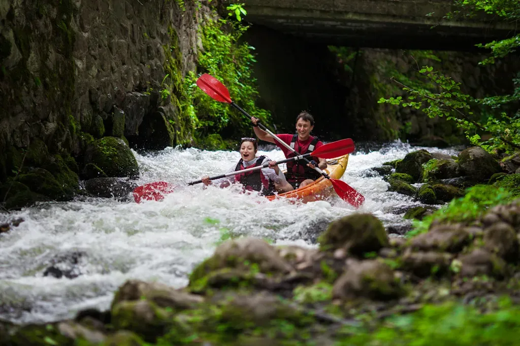 Zdjęcie Spływy kajakowe Pomorskie: Trasy, Ceny i Porady - Zaplanuj Przygodę!