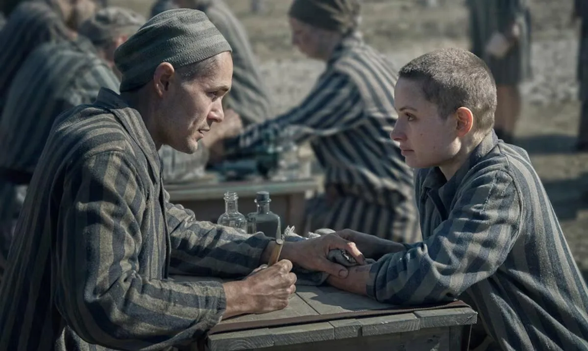 Zdjęcie Tatuażysta z Auschwitz czy na faktach? Prawda o Lalu Sokolowie