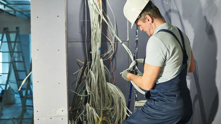 Zdjęcie Czym różni się uziemienie od zerowania – kluczowe różnice w elektryce
