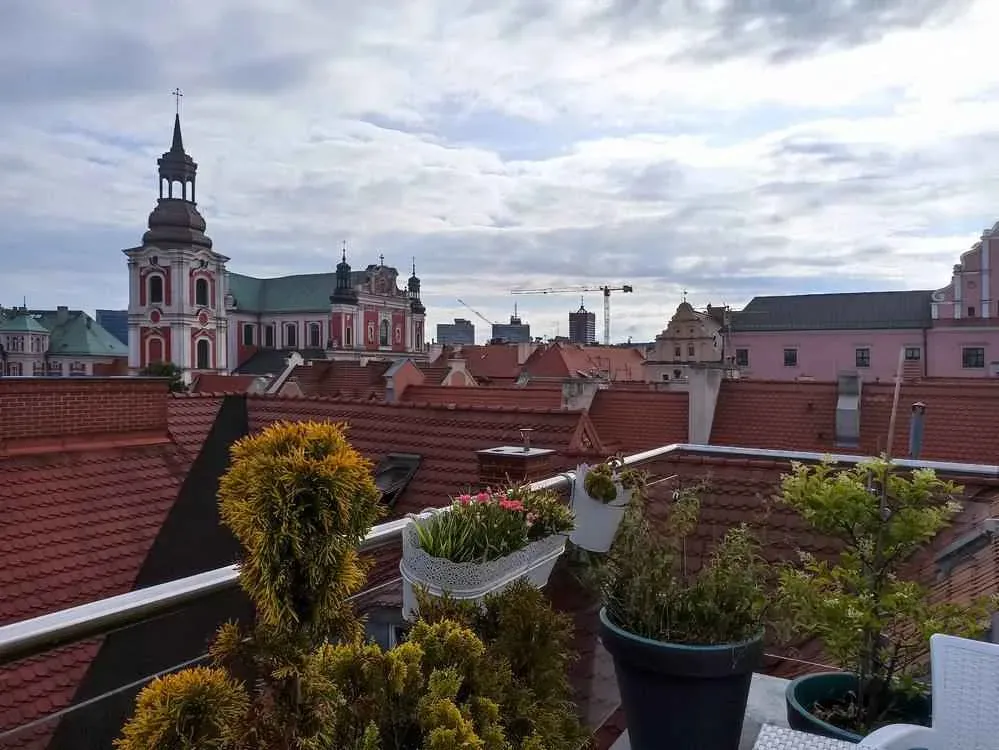 Zdjęcie Co to jest patio w hotelu? Poznaj jego funkcje i znaczenie