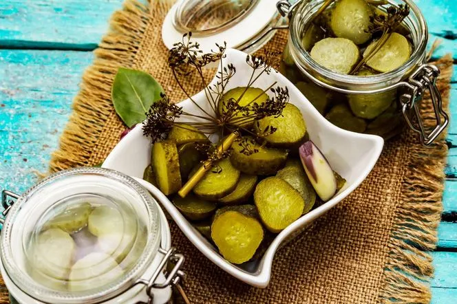 Zdjęcie Jak zrobić sałatkę z ogórków kiszonych – prosty przepis na smaczny dodatek