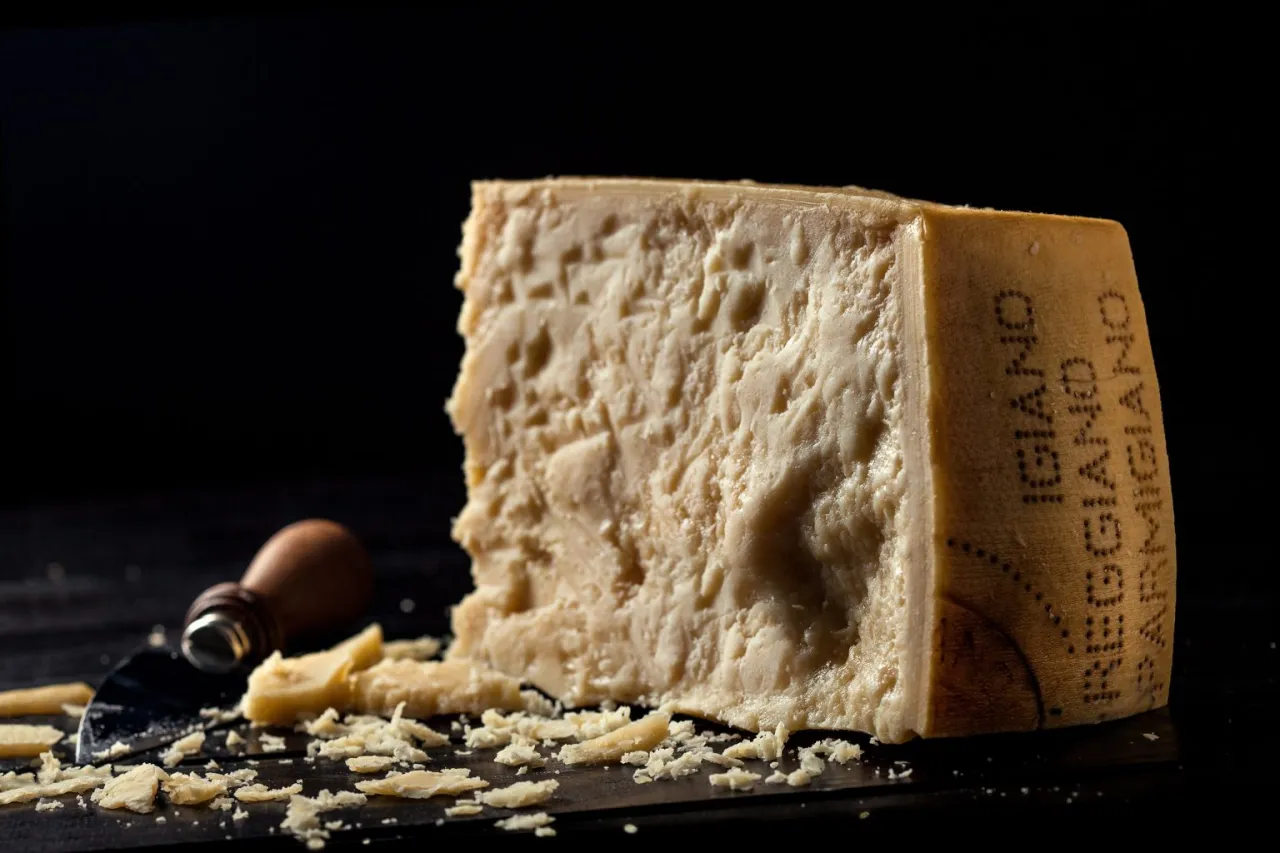 Zdjęcie Parmezan z jakiego mleka? Odkryj sekrety jego produkcji