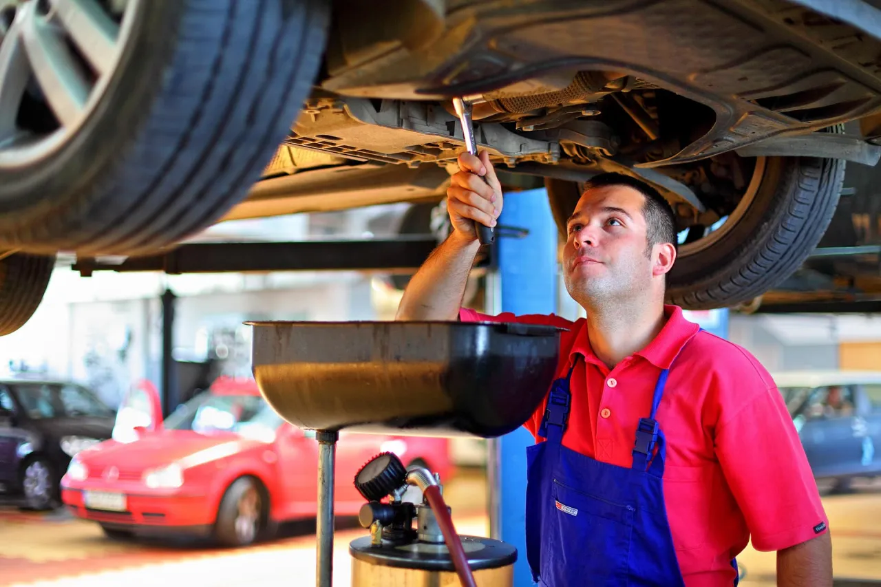 Zdjęcie Jak jeździć po wymianie oleju? Kluczowe zasady dla silnika