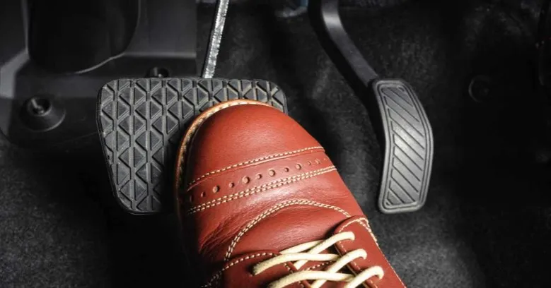 Zdjęcie Prawidłowe hamowanie ze sprzęgłem czy bez: poznaj bezpieczną technikę