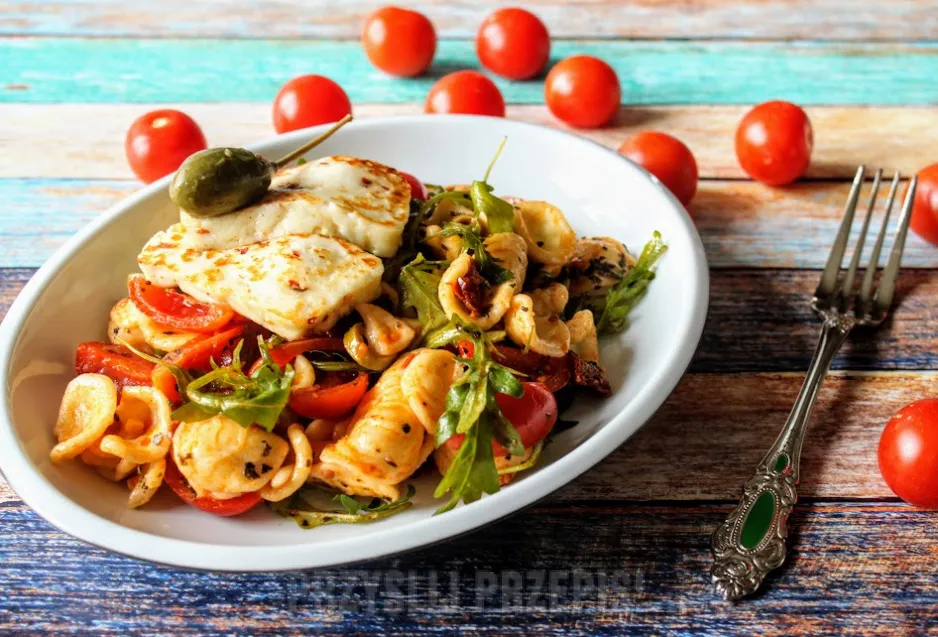 Zdjęcie Przepis na makaron z halloumi i suszonymi pomidorami - smak Śródziemnomorza