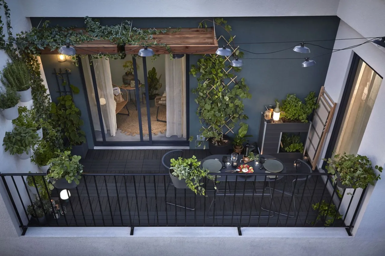 Zdjęcie Jak urządzić mały wąski balkon w bloku - inspiracje, które zachwycą