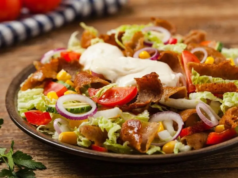 Zdjęcie Sałatka gyros co po kolei – idealny przepis na pyszną sałatkę
