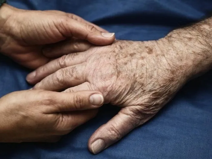 Zdjęcie Sennik śmierć dziadka który żyje – co oznacza ten niepokojący sen?