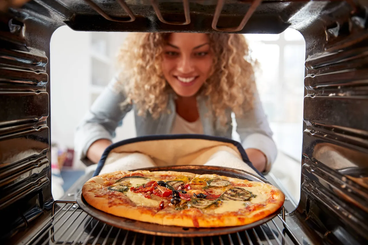 Zdjęcie Ile piec pizzę w 180 stopniach? Odkryj błąd w temperaturze!