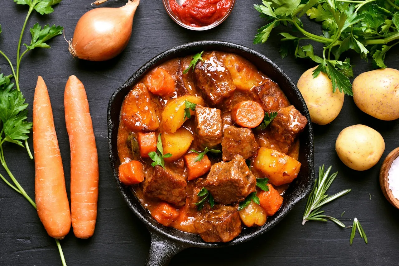 Zdjęcie Jaka śmietana do gulaszu? Odkryj sekrety idealnego smaku