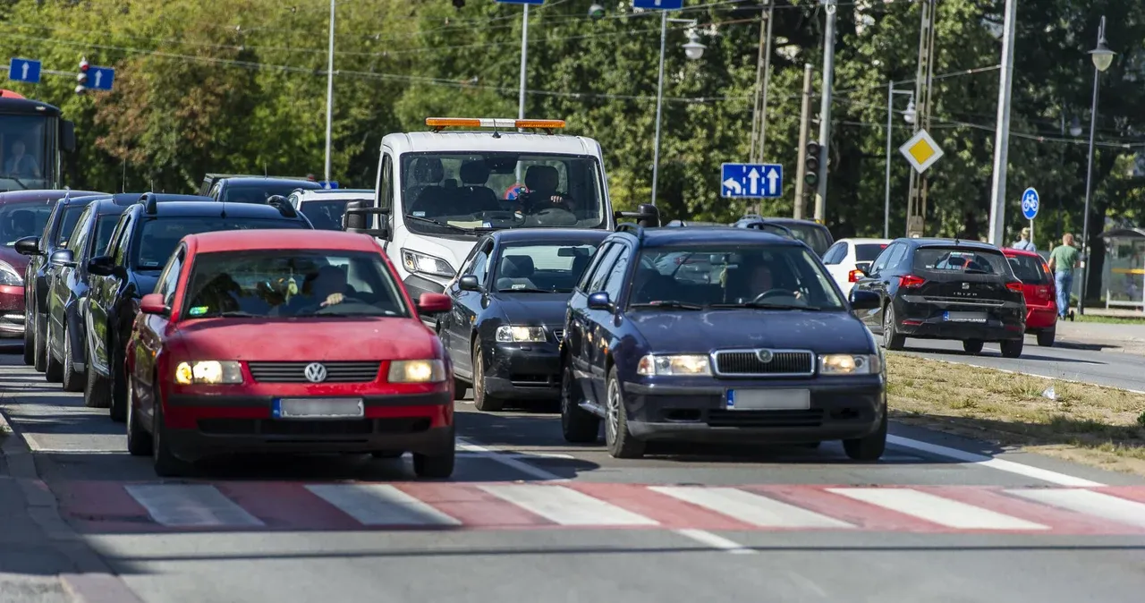 Zdjęcie Czy w terenie zabudowanym można wyprzedzać? Oto zasady i wyjątki