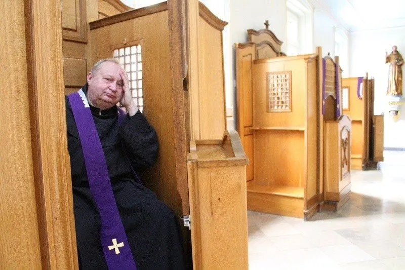 Zdjęcie U kogo spowiada się biskup? Tajemnice praktyki spowiedzi w Kościele