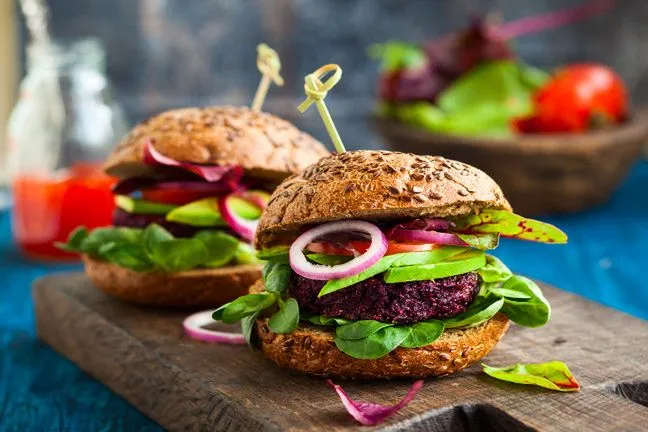 Zdjęcie Co to jest hamburger? Poznaj składniki i różnorodność tego przysmaku