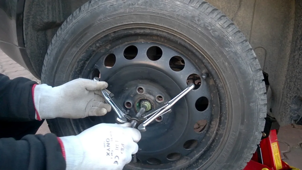 Zdjęcie Jak zdjąć zapieczone koło w naczepie - skuteczne metody i porady