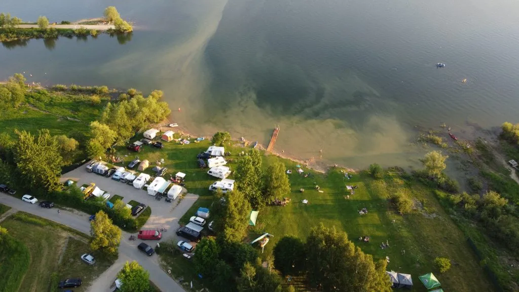 Zdjęcie Najlepsze campingi nad jeziorem Czorsztyńskim z atrakcjami i udogodnieniami