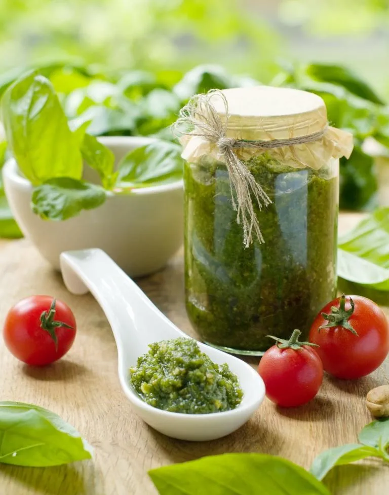Zdjęcie Jak zrobić pesto z bazylii na zimę - prosta receptura na zapas