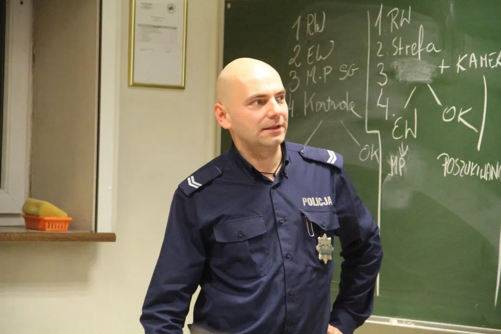 Zdjęcie Jak zdobyć pracę w policji po studiach magisterskich i uniknąć pułapek