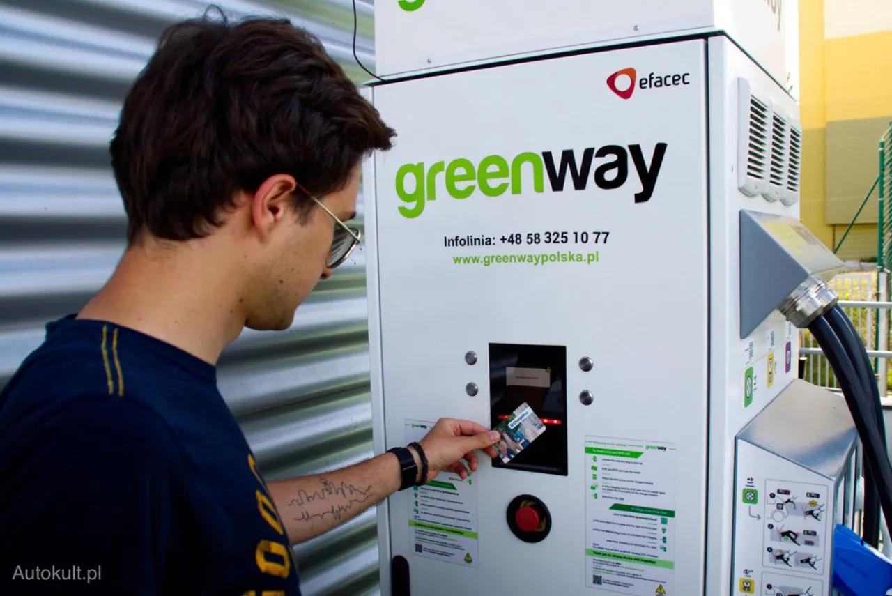 Zdjęcie Ile kosztuje naładowanie samochodu elektrycznego na stacji? Ujawniamy prawdę