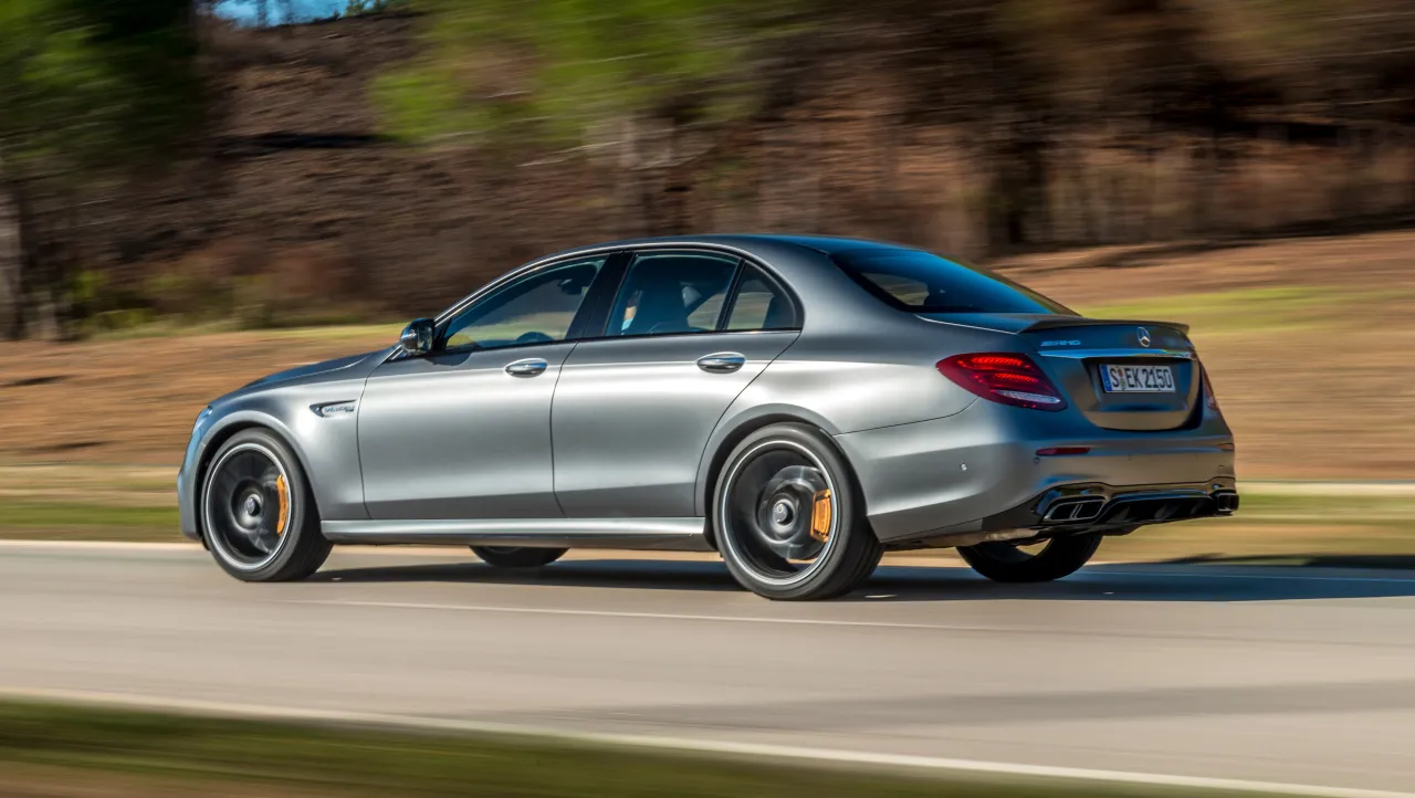 Zdjęcie E 63 AMG Mercedes-Benz - moc, cena i najważniejsze informacje