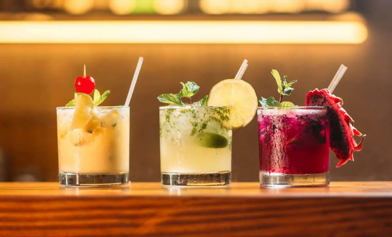 Zdjęcie Orzeźwiający drink z wódką – proste przepisy na letnie koktajle