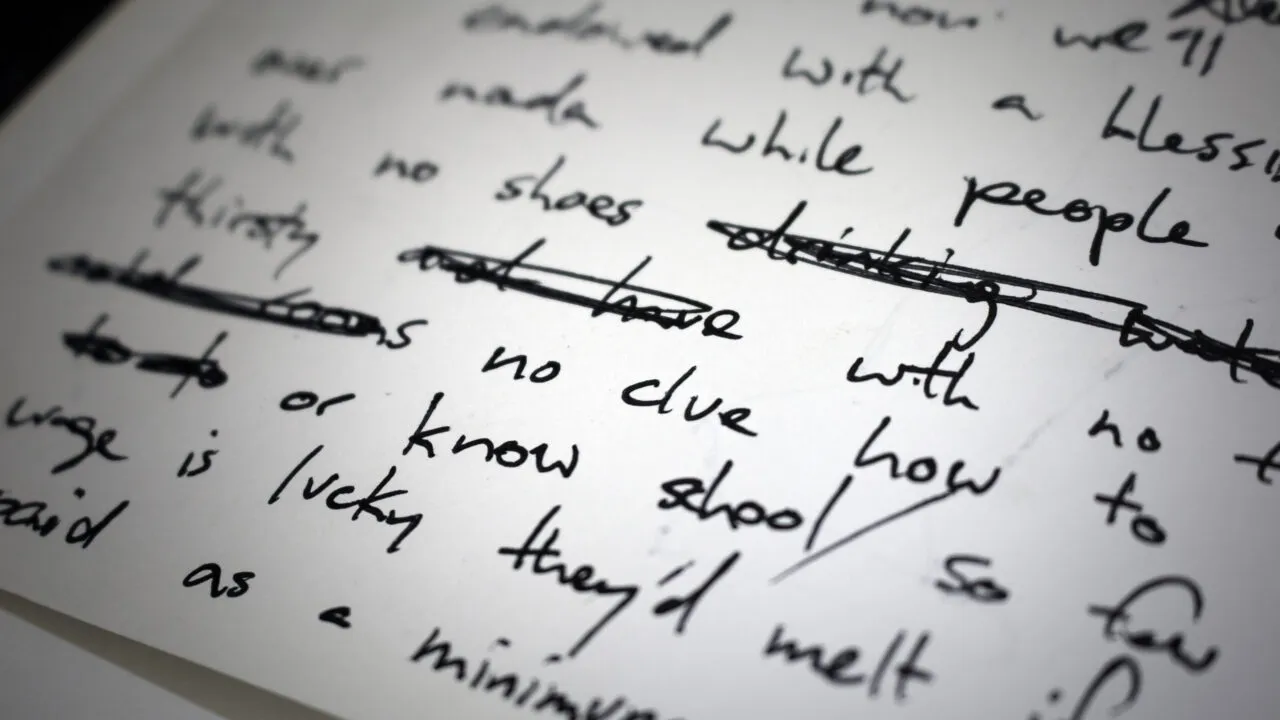 Zdjęcie Jak odnaleźć sens piosenki: skuteczna analiza i interpretacja tekstów utworów