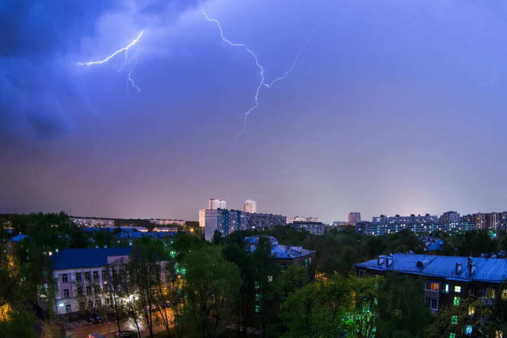 Zdjęcie Czy piorun może uderzyć w blok? Poznaj ryzyko i skutki dla mieszkańców