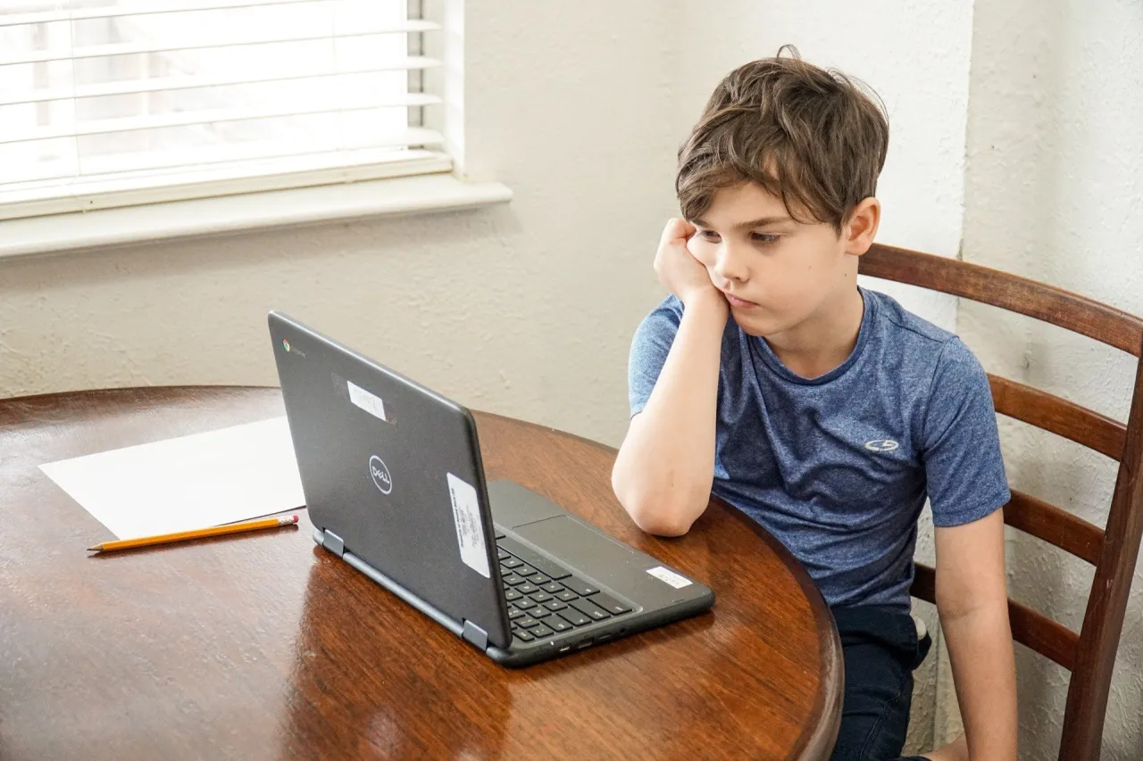 Zdjęcie Nauczanie zdalne w Polsce: Kiedy i dlaczego szkoły przechodzą online?