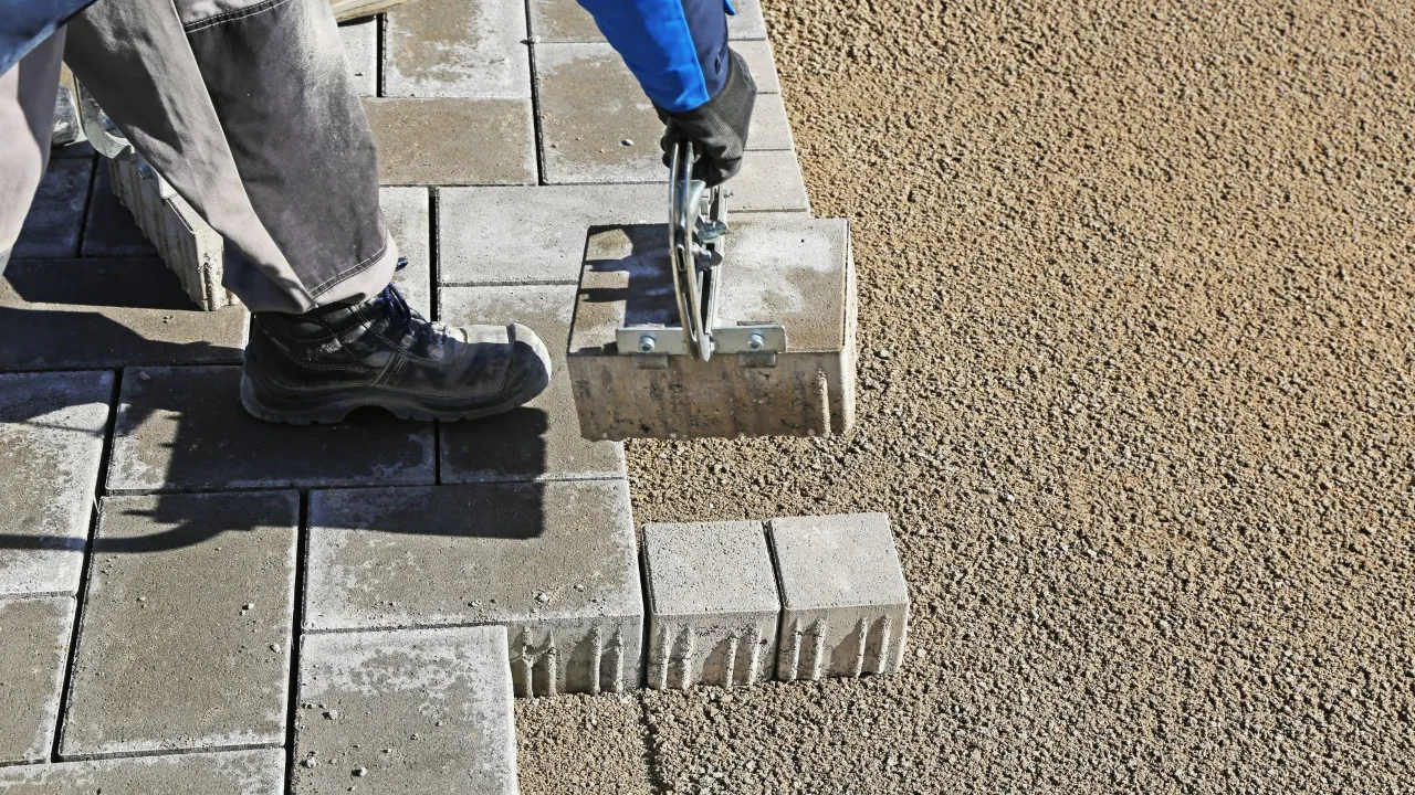 Zdjęcie Jaki żwir pod kostkę brukową? Odkryj najlepsze typy i właściwości