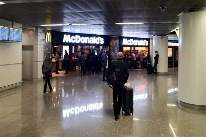 Zdjęcie Czy na lotnisku w Katowicach jest McDonald's? Sprawdź, co oferuje