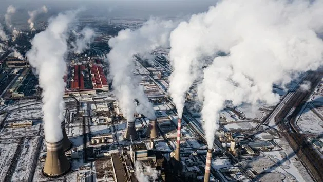 Zdjęcie Ograniczenia emisji CO2: nowe przepisy UE i ich wpływ na przemysł