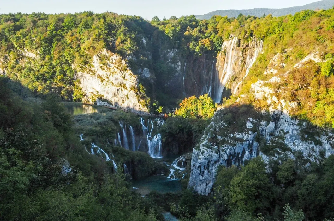 Zdjęcie Park Narodowy Jeziora Plitwickie – Odkryj niezwykłe atrakcje i przyrodę