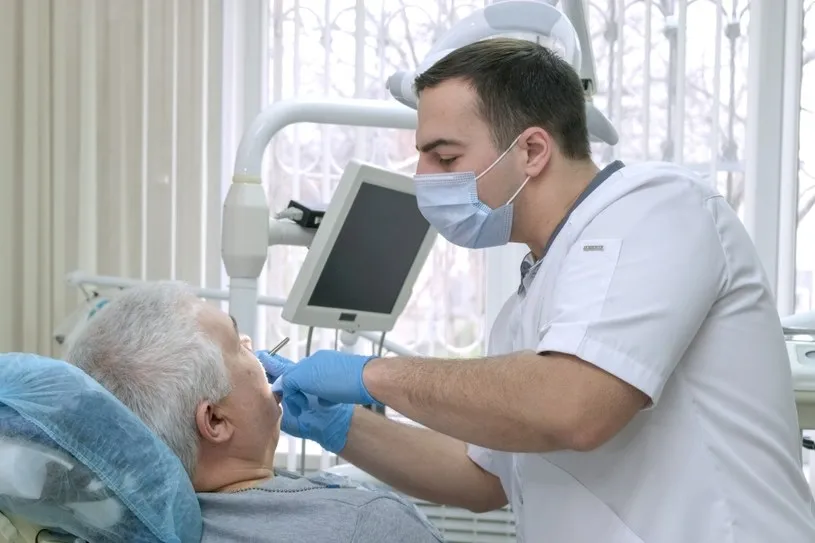 Zdjęcie Ile naprawdę kosztuje prywatna wizyta u dentysty? Sprawdź, jak uniknąć wysokich rachunków