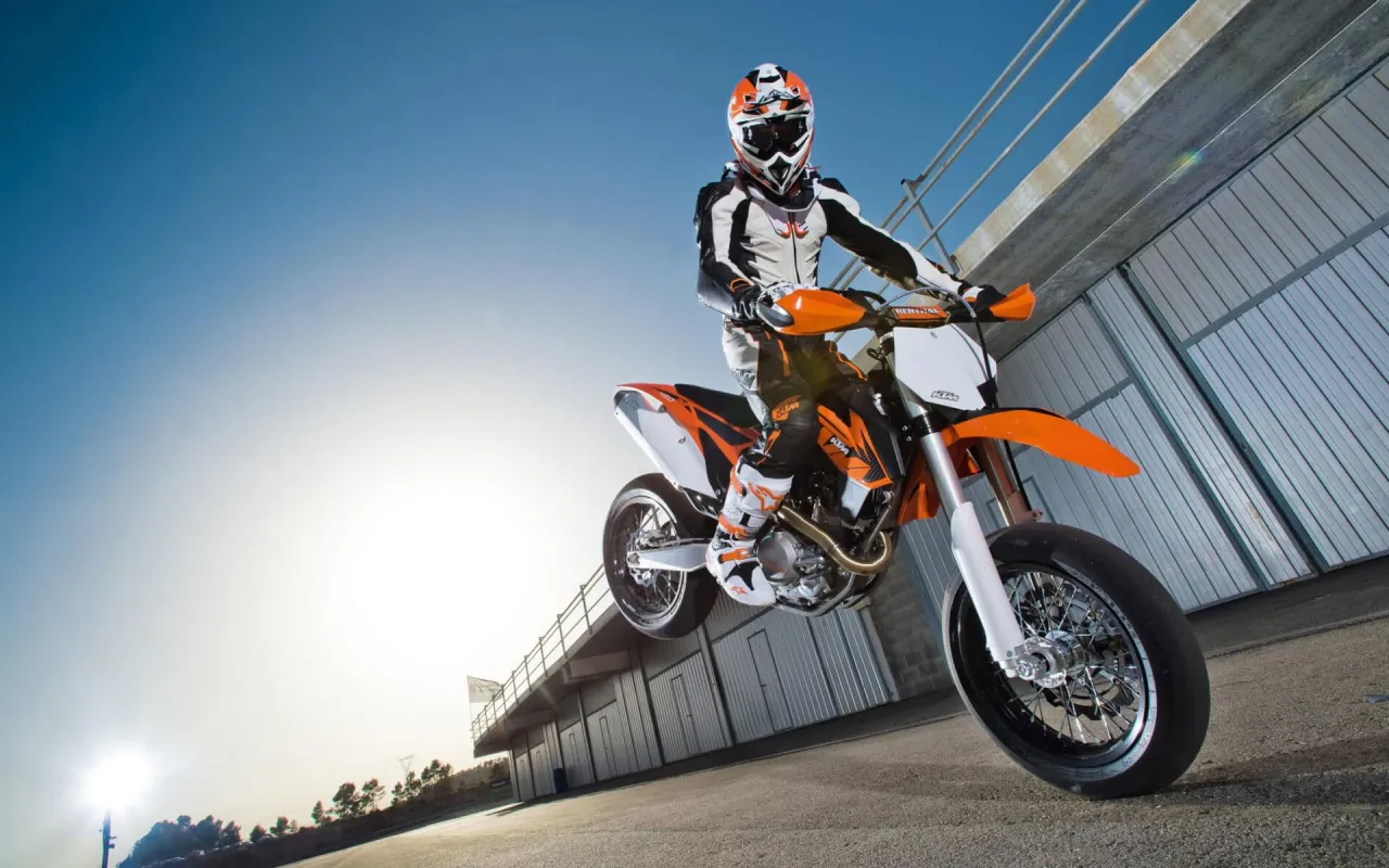 Zdjęcie Supermoto czy enduro: który motocykl lepiej spełni Twoje oczekiwania?