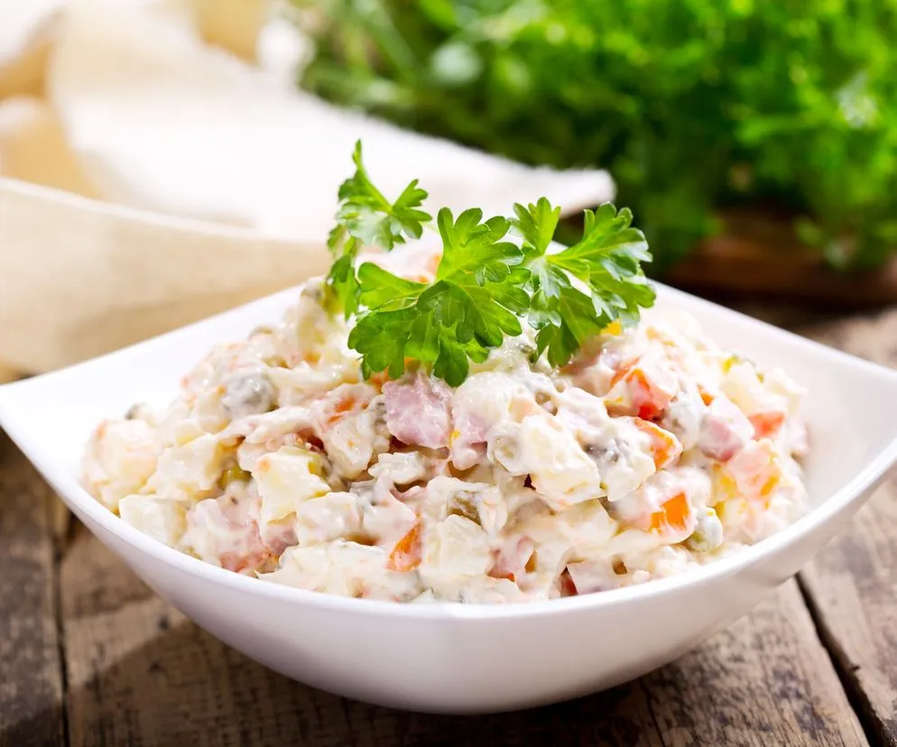 Zdjęcie Ile kalorii ma sałatka jarzynowa? Zaskakujące różnice w kaloriach