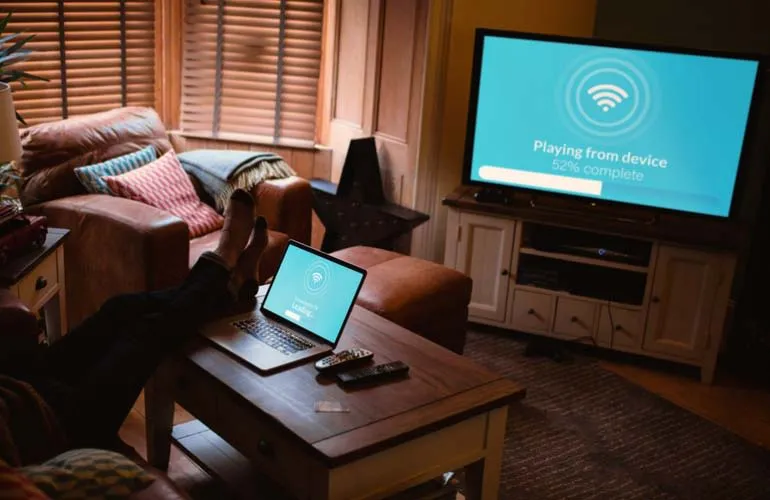 Zdjęcie Jak połączyć laptop z telewizorem bezprzewodowo i uniknąć problemów