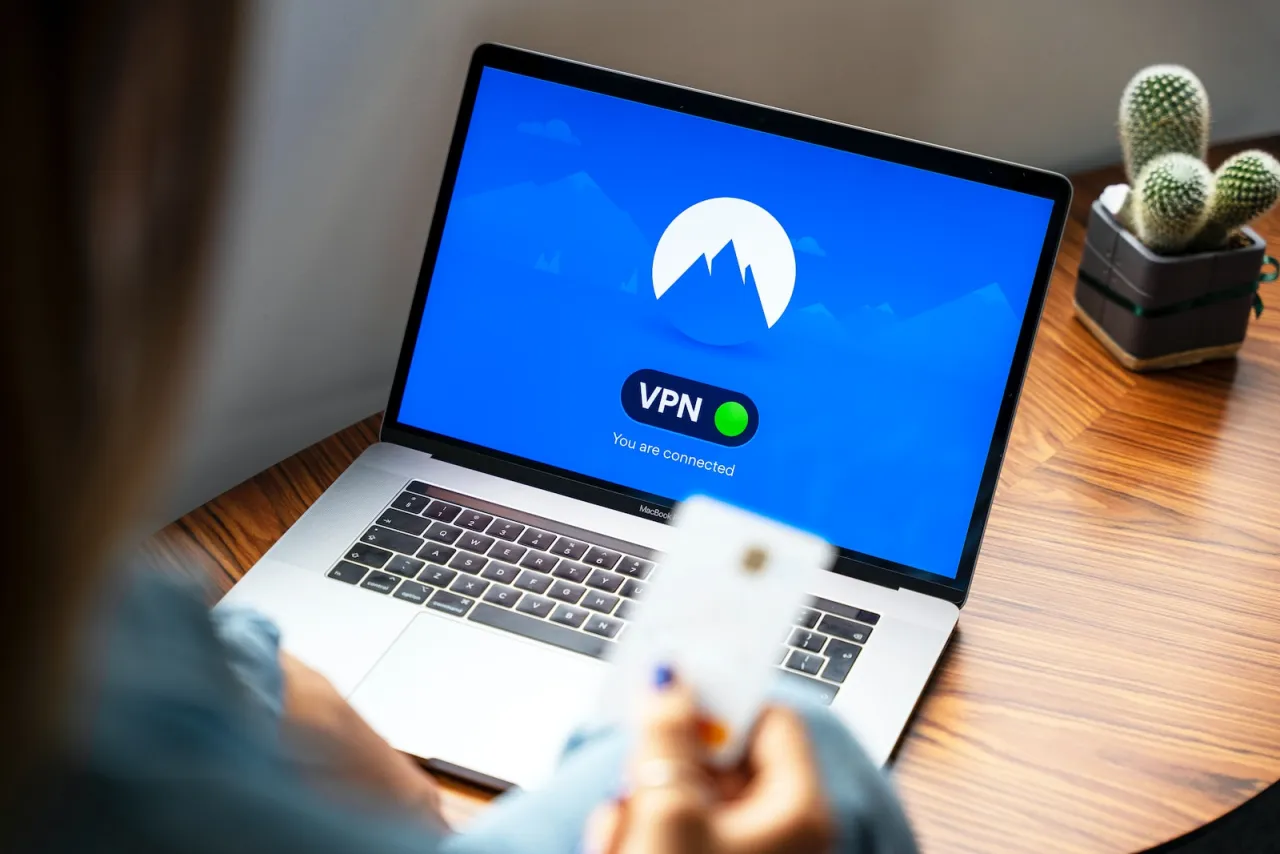 Zdjęcie Jak włączyć VPN i cieszyć się bezpieczeństwem w sieci bez problemów