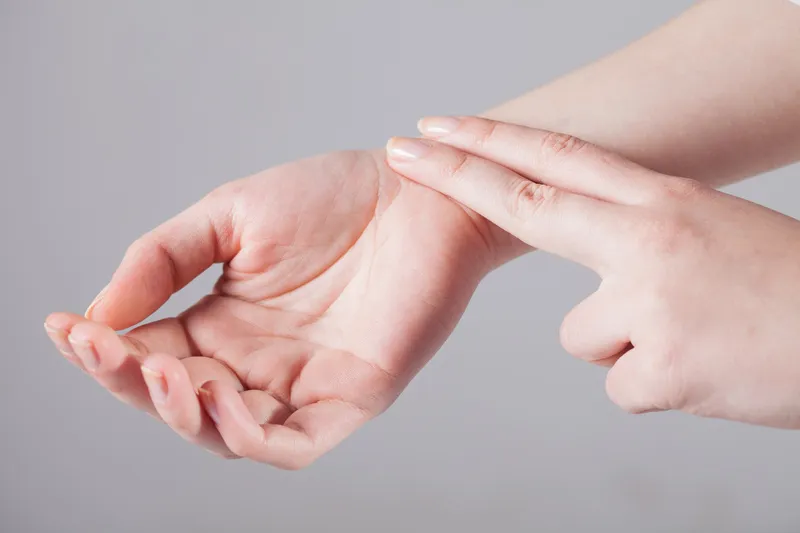 Zdjęcie Jak podnieść tętno? Bezpieczne sposoby i objawy niskiego pulsu