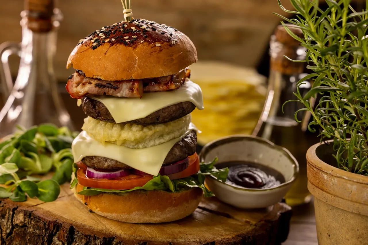 Zdjęcie Burger wołowy ile smażyć, aby uzyskać idealny stopień wysmażenia