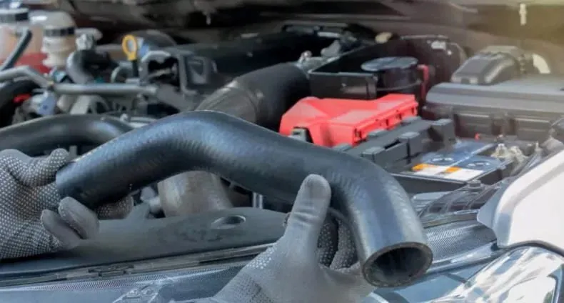 Zdjęcie Jakie powinny być węże od chłodnicy, aby uniknąć problemów z silnikiem