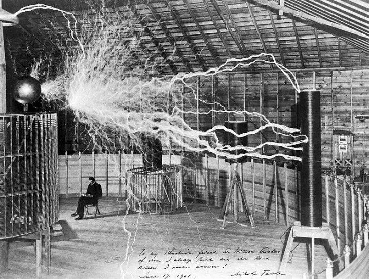 Zdjęcie Nikola Tesla – co wynalazł i jak zmienił nasz świat?