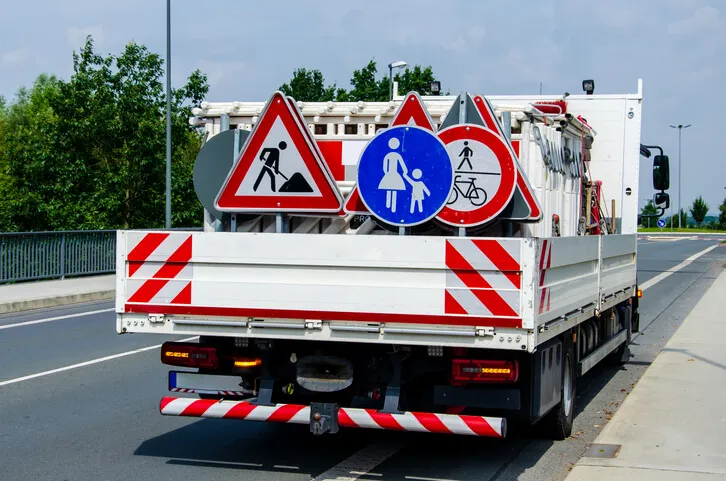 Zdjęcie Kto stawia znaki drogowe na osiedlu? Poznaj odpowiedzialnych za to!